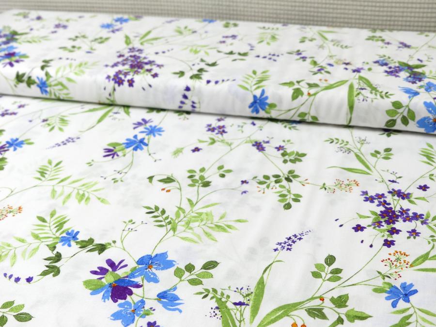 Patchworkstoff Clothworks aus der Serie Flowershop lila blau Patchworkstoff Clothworks aus der Serie Flowershop lila blau Blüten auf weiß filigrane Baumwollstoff Blüten auf weiß Ausschnitt